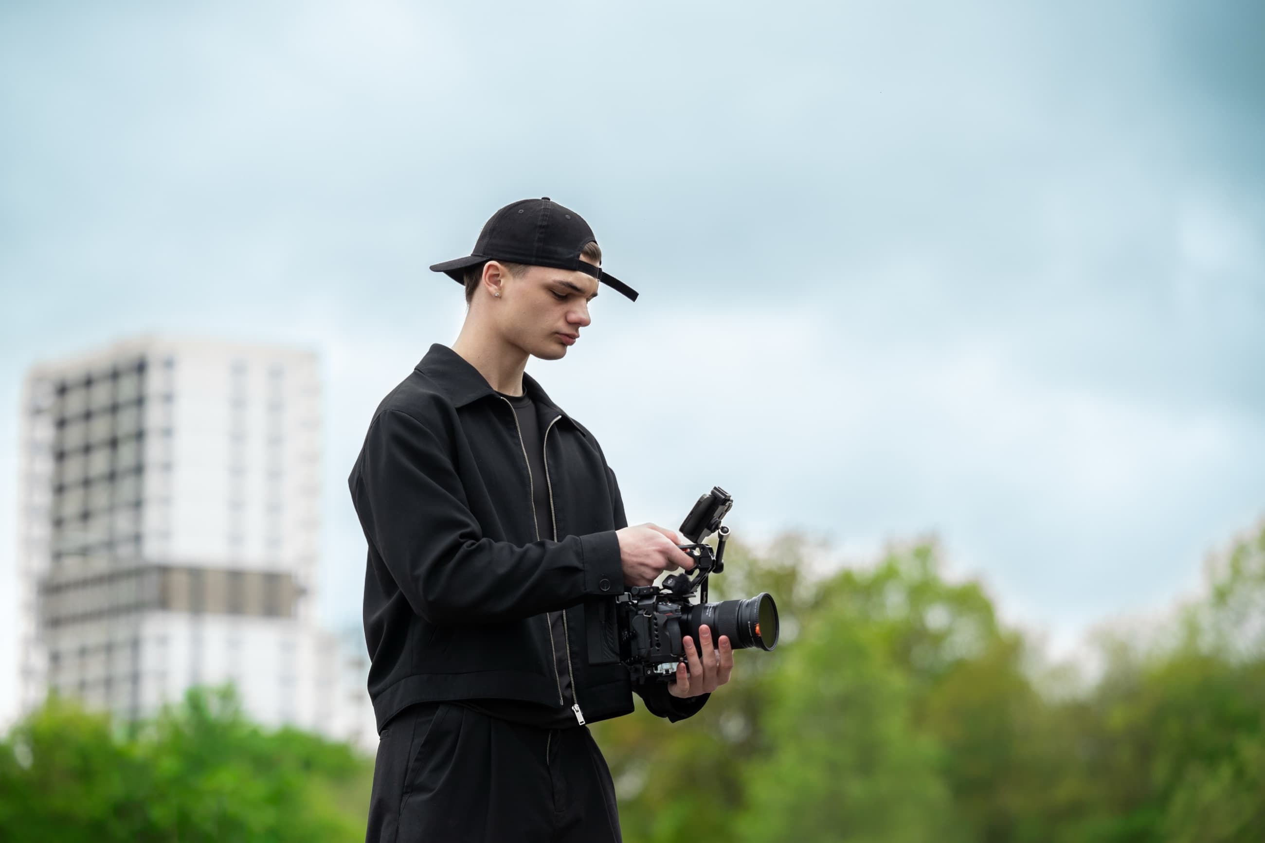 Gabin de profil face aux immeubles, gimbal levé